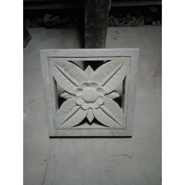 loster ornamen batu alam