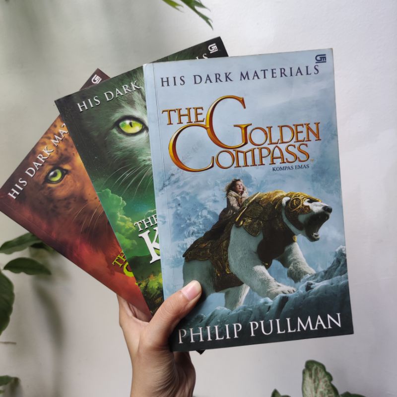 

Buku series His Dark Materials The Golden Compass Bekas Preloved