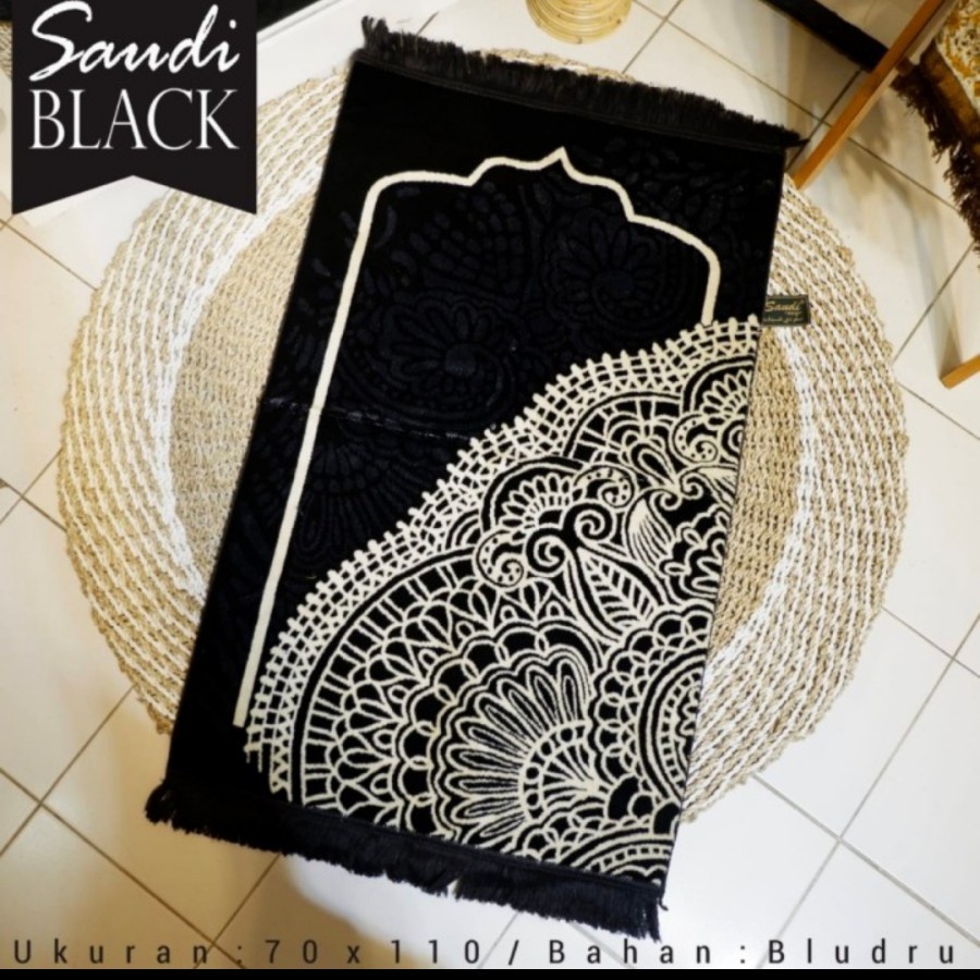 sajadah saudi hitam bahan bludru tebal ukuran 70 x 110 cm