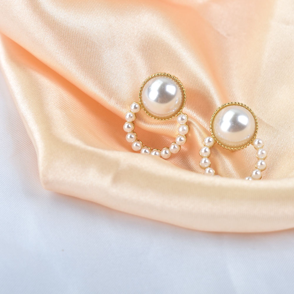 Anting Klip Telinga Bentuk Bulat Geometris Warna Emas Aksen Mutiara Untuk Wanita