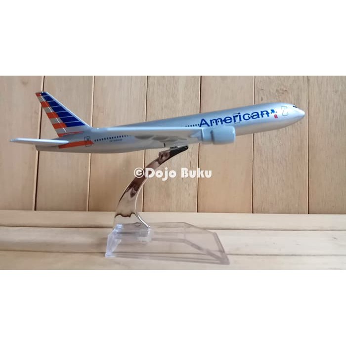 Pajangan Miniatur Pesawat American Airlines Boeing 777 Besi 16 cm