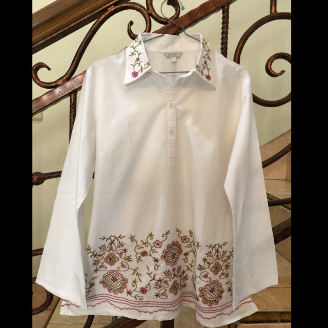 Blouse Putih motif bordir bunga St Yves