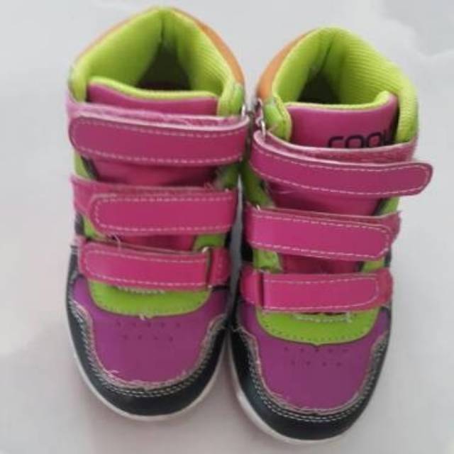 Sepatu kets Merk Cool.