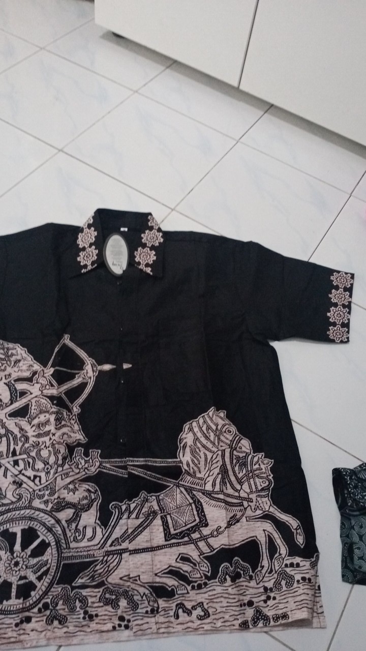 Kemeja Batik Pria Lengan Pendek Motif Hitam Putih Cream Manisarjuna Memanah