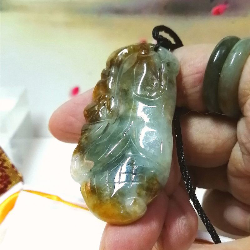 5050 Liontin Giok Ukiran Jagung Emas (Golden Corn) Bersertifikat Jadeite Grade A