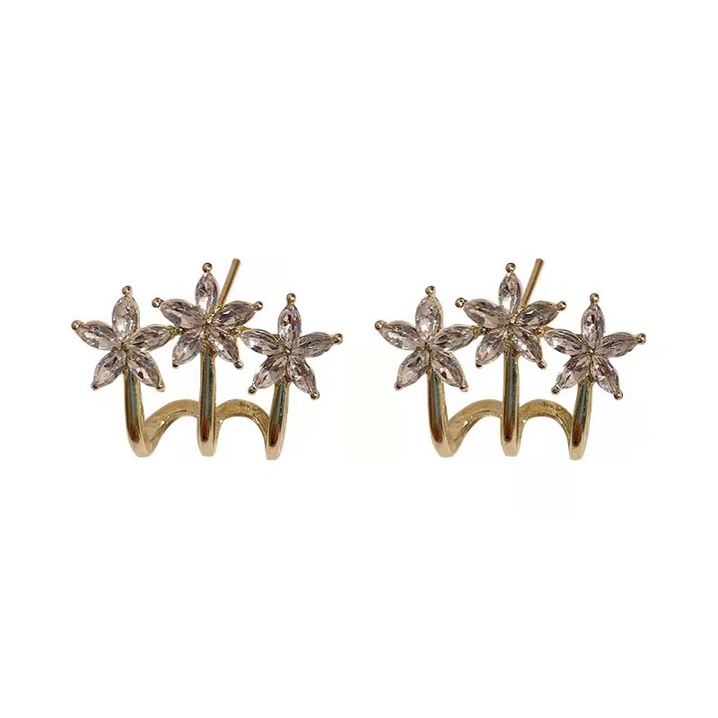 Anting Bentuk Bunga Bahan Logam Warna Emas Aksen Berlian Imitasi Gaya Vintage Untuk Wanita