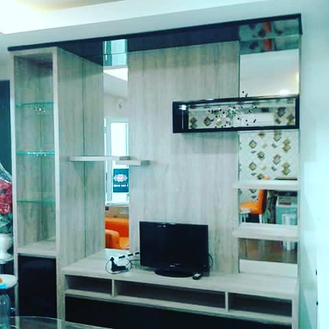 Partisi penyekat ruang dua muka rak pajang buffet tv