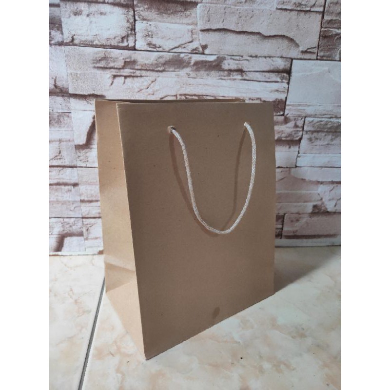 

paperbag polos 18x12x23.bahan kraf halus berkualitas rapi dan kuat