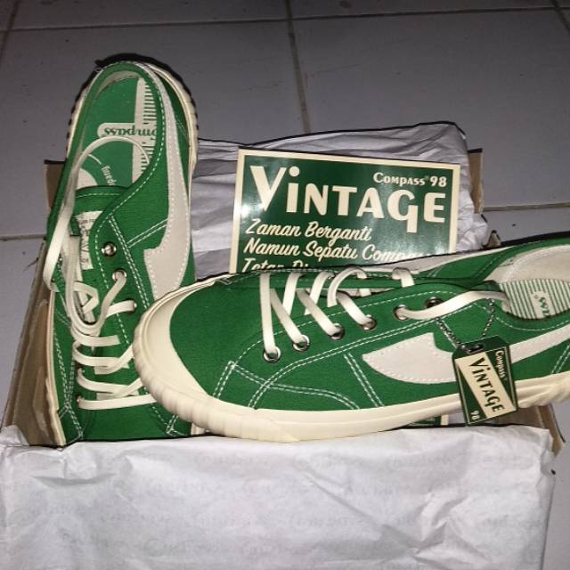 

Compasss vintage green