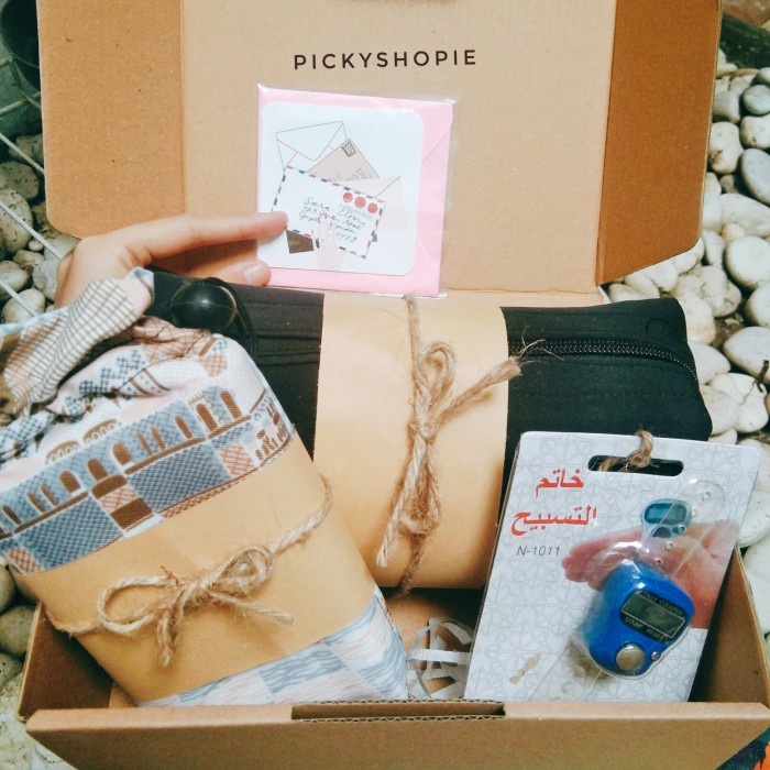 

HAMPERS MUKENAH SAJADAH TASBIH DIGITAL PAKET KADO HADIAH - Lengkap Lainnya