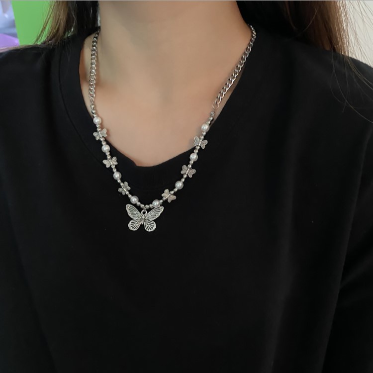 Kalung Rantai Pendek Desain Kupu-Kupu Warna Silver Gaya Vintage Untuk Wanita