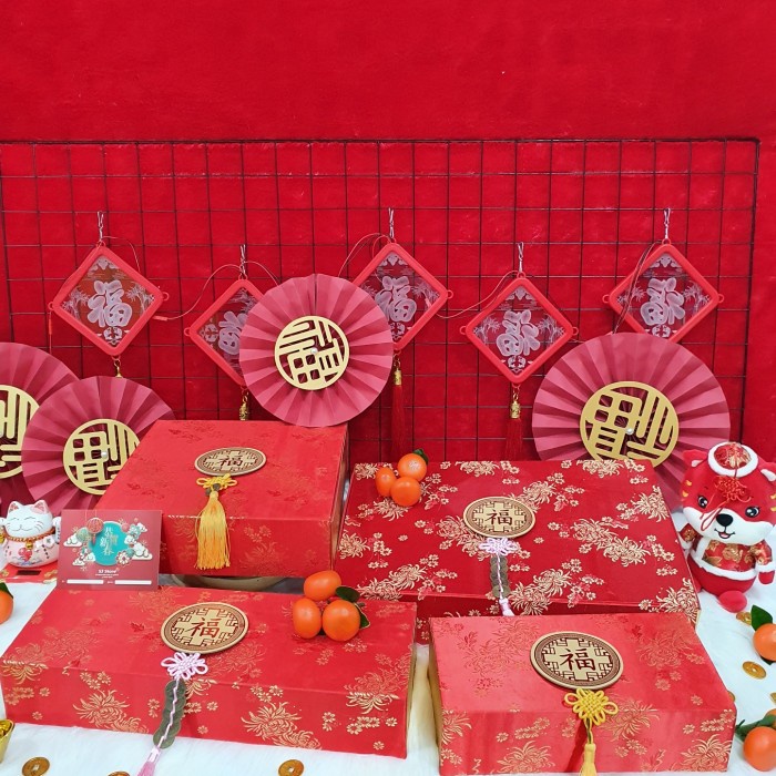 

Paket box dekorasi sakura hampers imlek cny parcel kado kue kering 28 - Kukis 8 dll...