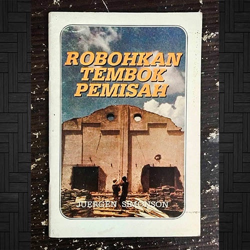 Robohkan Tembok Pemisah - Juergen Simonson