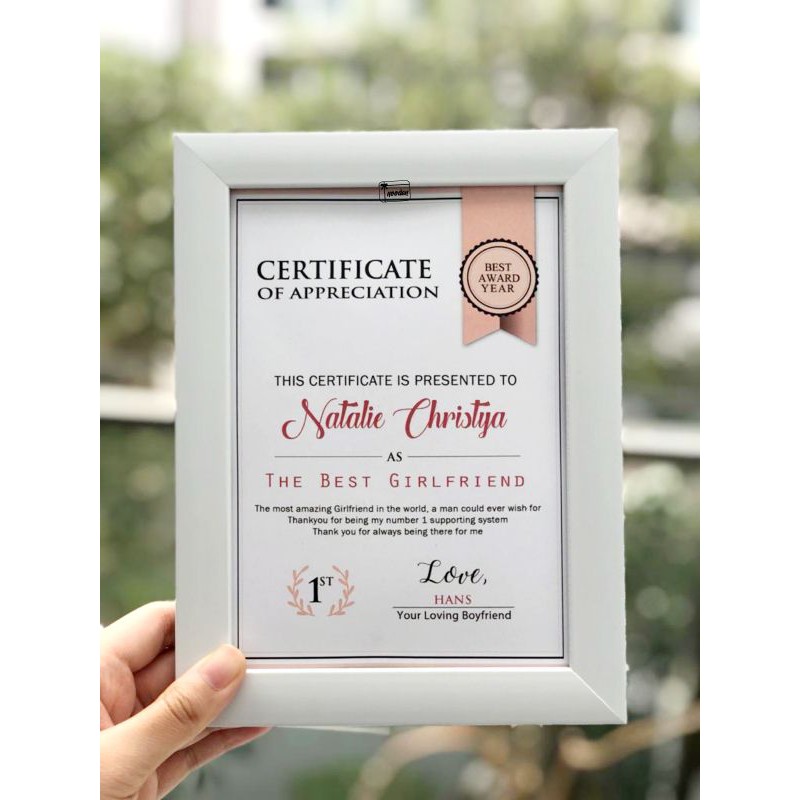 [SEHARI JADI] FRAME CERTIFICATE SERTIFIKAT BEST BOYFRIEND WISUDA KAYU FOTO 5R CUSTOM GIRLFRIEND MENTOR MOM DAD | Kayu Bingkai Unik | Hadiah Graduation Sidang Lulus Sekolah Perpisahan | Kado Pacar Wisuda Ultah Anniversary-Pink