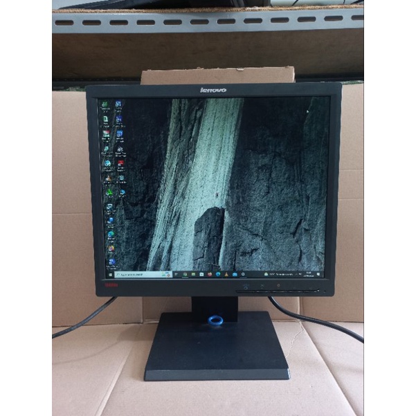 Monitor LCD Lenovo 17 inci Kotak