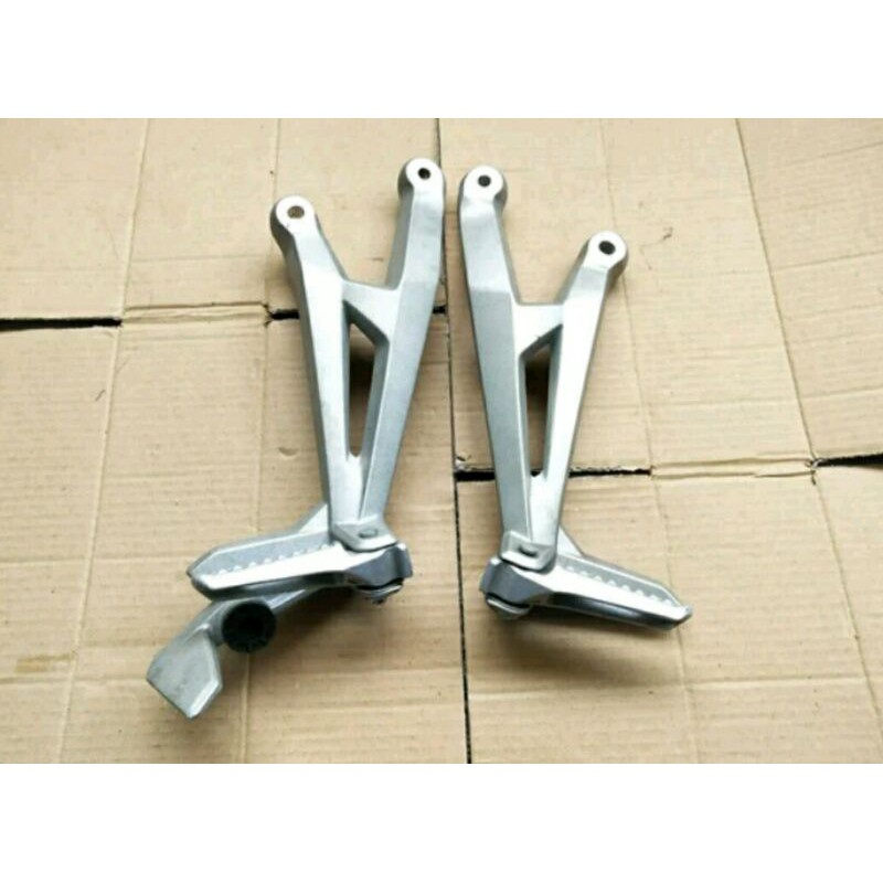 Foot Step Postep Pijakan Kaki Belakang Kanan Kiri Honda CBR 250 RR Asli Original AHM K64 Copotan