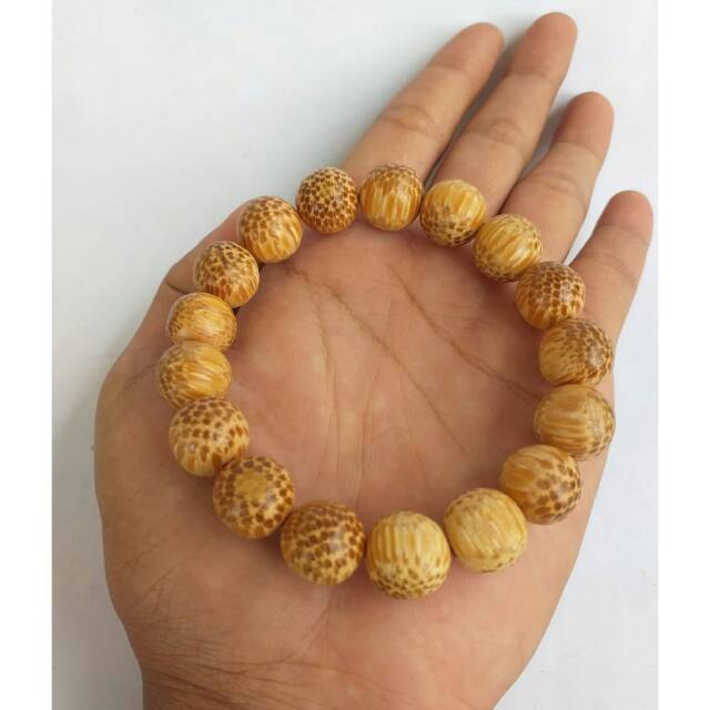 Gelang liwung macan putih