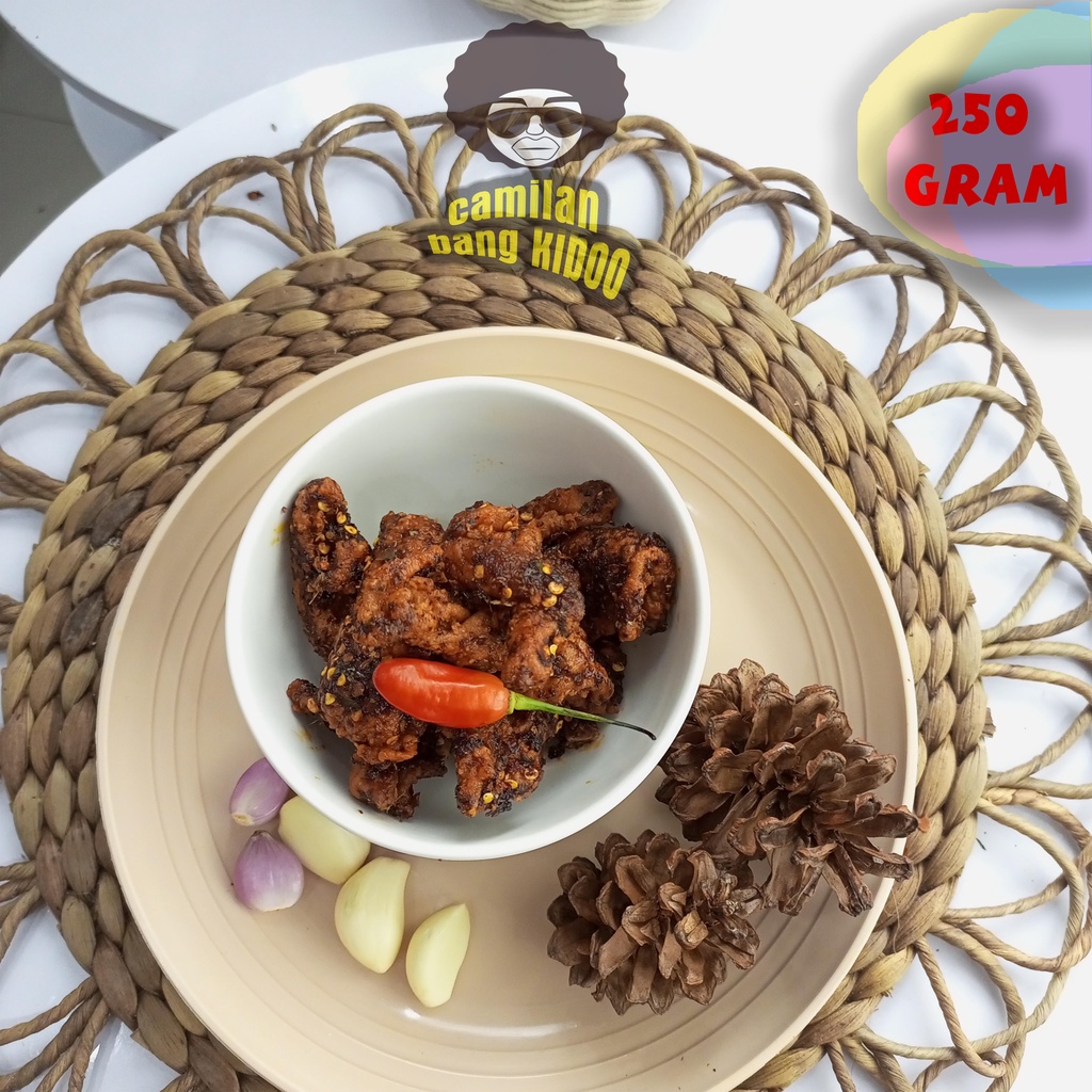 

Cemilan Pedas Keripik Kulit Ayam Crispy Krispi Pedas Gurih Aroma daun Jeruk isi 250 gram