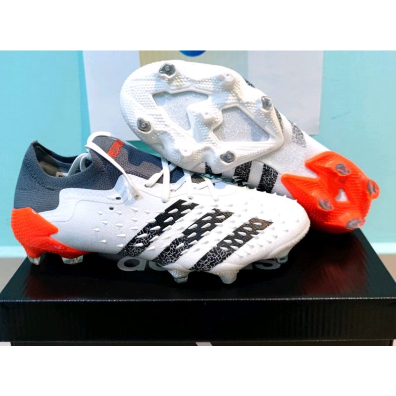 Sepatu Bola Adidas Predator Freak Low .