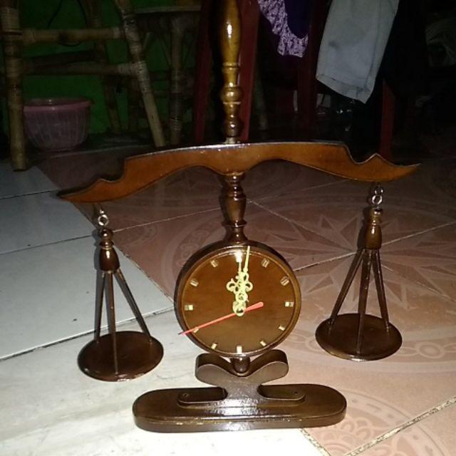 Jam Meja Timbangan Keadilan Lambang Hukum