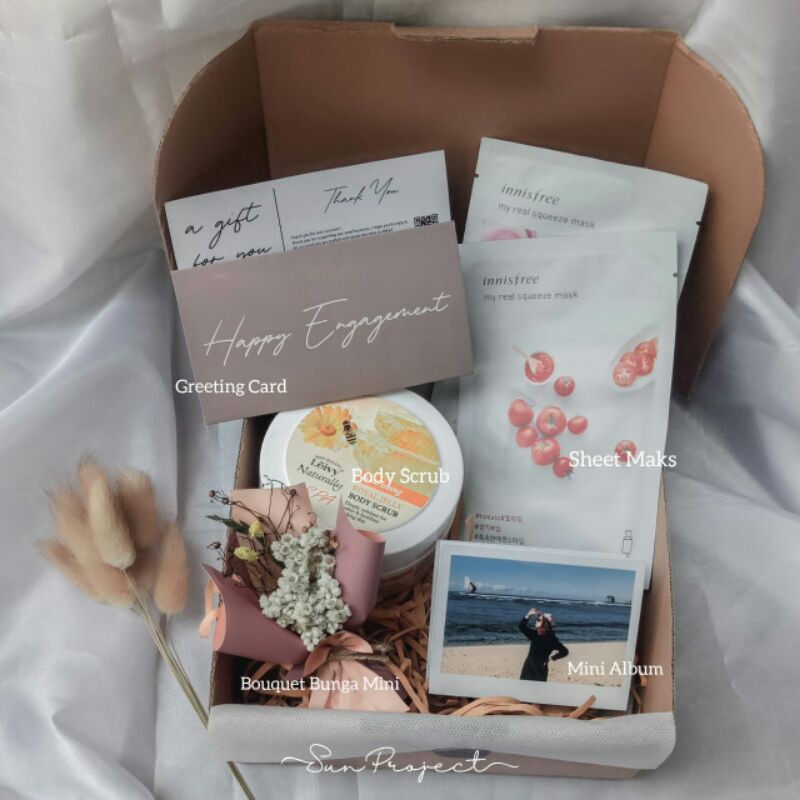 

GIFT BOX WEDDING/HAMPERS LEBARAN/ ULTAH/KADO WISUDA/HIJAB BELLA SQUARE/ GIFT BOX BIRTHDAY PLISKET