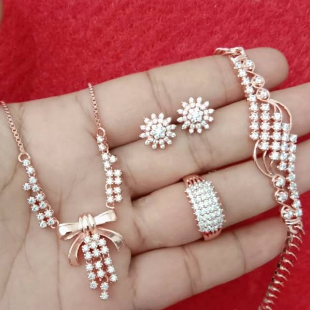 Set replika berlian medan ,cantik dan mewah sekalimirip aslinya satu set anting,kalung,cincin,gelang