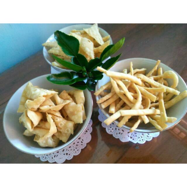 

Keripik bawang 200gr kripik bawang stick snack stik kerupuk pangsit untir