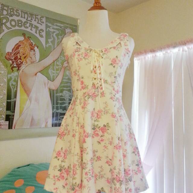Liz Lisa White dan Lest Rose Top