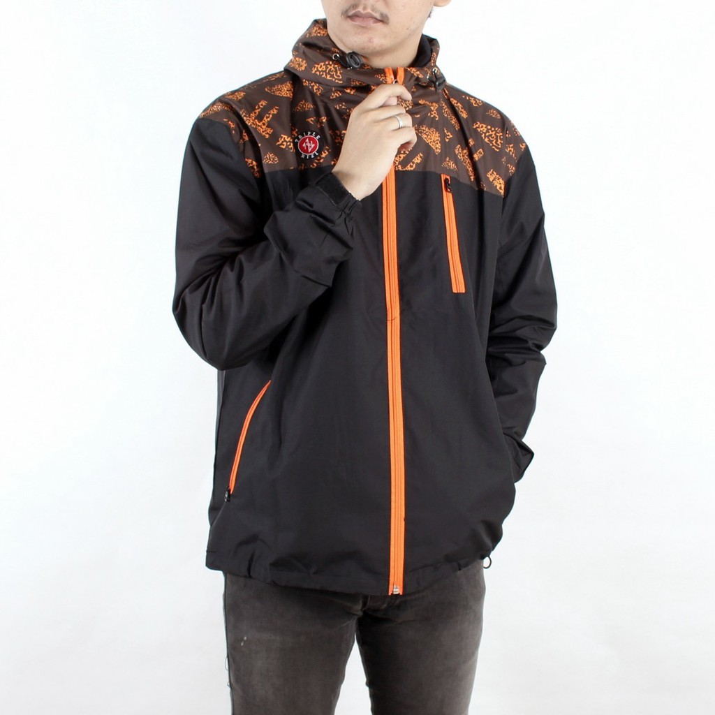 Jaket Outdoor Pria Tracking Series Motif Warna