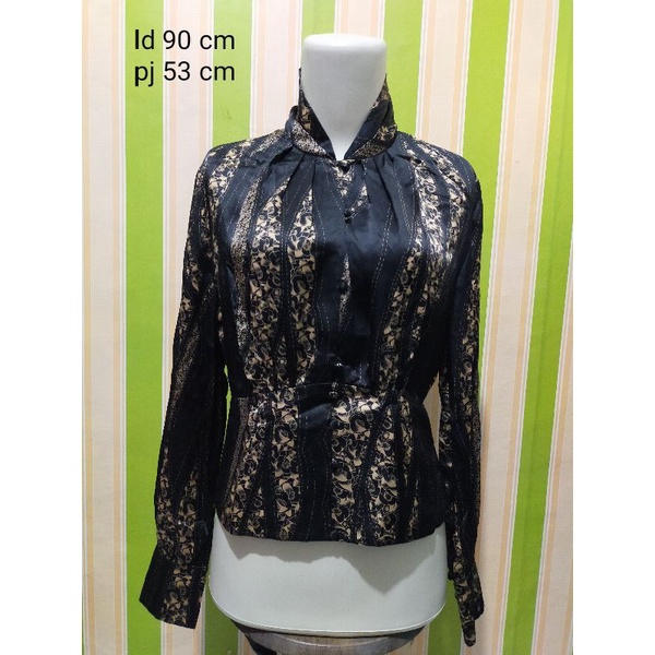 Kemeja wanita kerah tinggi