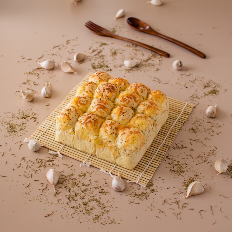 

MadMILK Garlic Butter With Cheese on top! (Roti sobek Jepang/Milk buns)