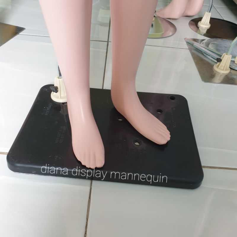 PLAT BESI DAN PLAT PLASTIK TATAKAN UNTUK MANEKIN FULLBODY STANDING MANEKIN