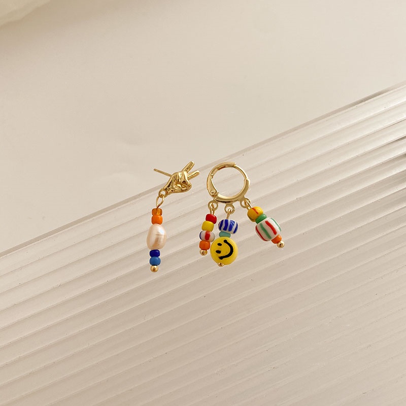 Anting Tusuk Asimetris Motif Smiley Face Aksen Manik-Manik Ala Harajuku Untuk Wanita