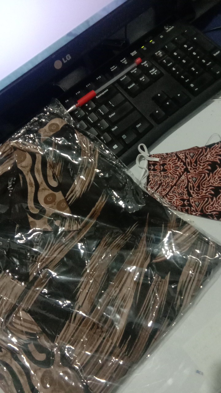 Praja Abstrak Sseri Kemeja Batik Panjang Anjani Batiksoloamanah 135.000