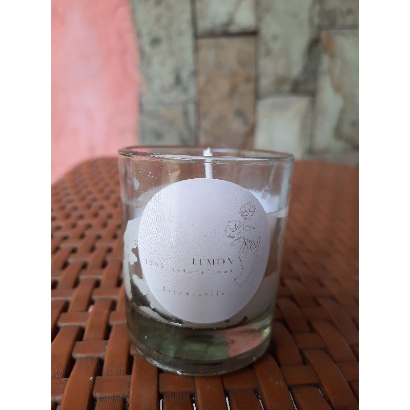 Lilin aromaterapi dalam gelas