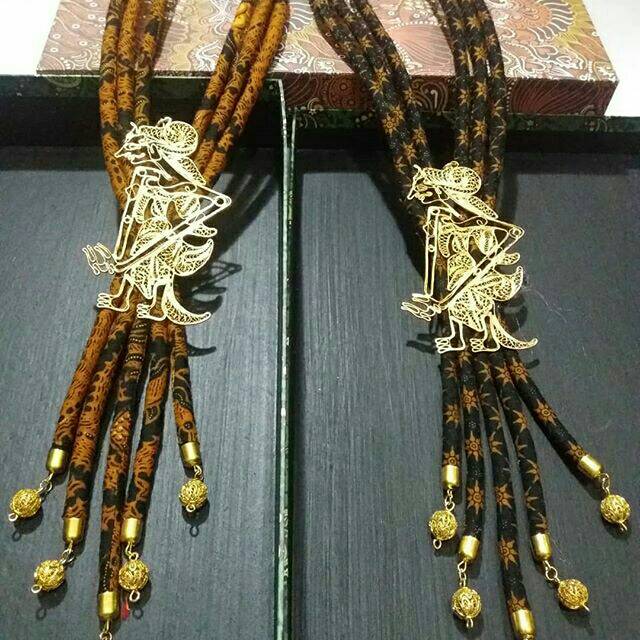 Kalung batik wayang