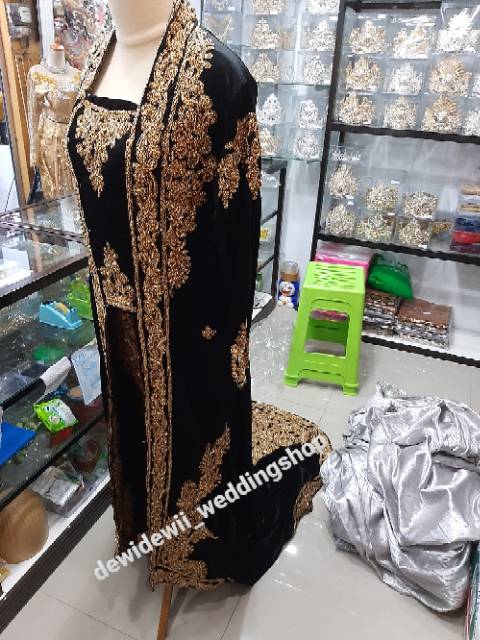 Baju bludru Pengantin Putri, ekor panjang