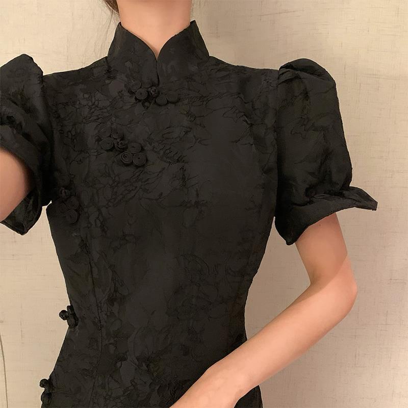 Pria kecil menunjukkan temperamen tinggi, versi muda dan lebih baik dari gaun cheongsam pengikis tul