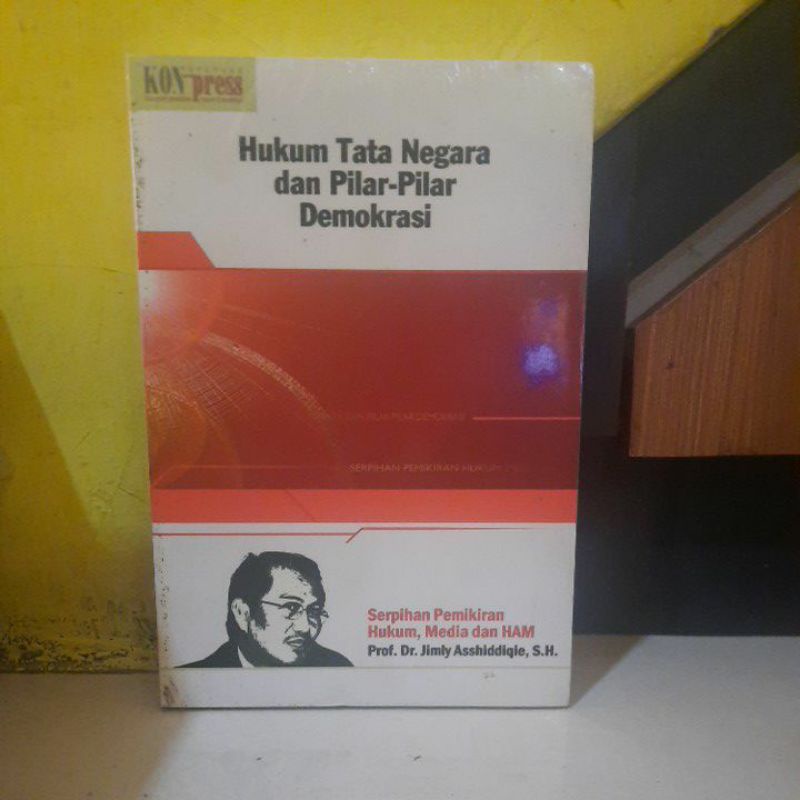 Hukum tata negara dan pilar pilar demokrasi.