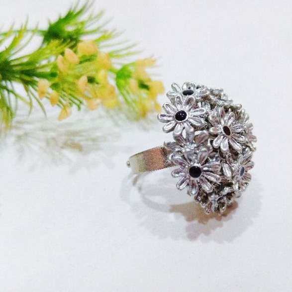 Cincin Wanita. Cincin besi putih model bunga bulat. cincin stylish