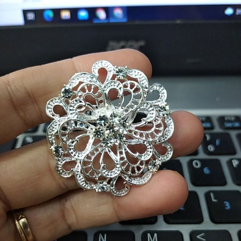 Bros Kebaya Kutu Baru Encim Motif Bunga Mutiara Warna Tokopelanginicer