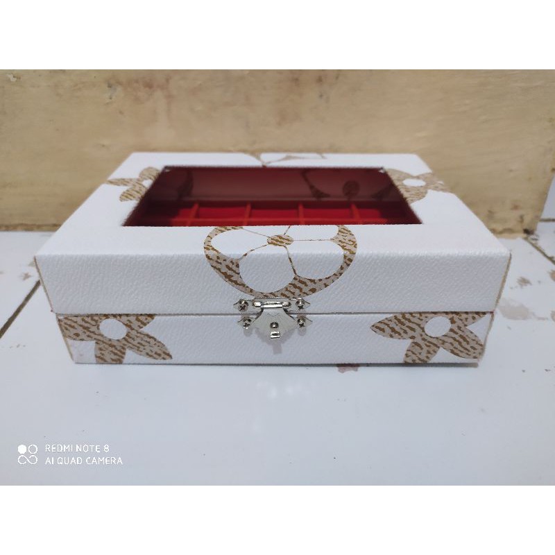 kotak perhiasaan isi 20 cincin bahan kulit motif LV cream