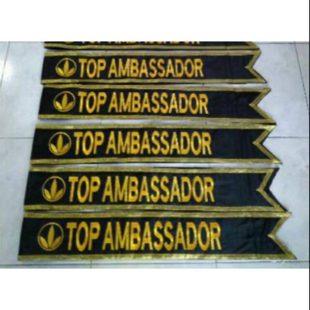 Selempang wisuda berlogo