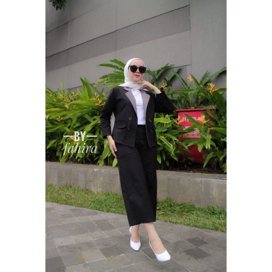 One set blazer by Fahira-Hitam
