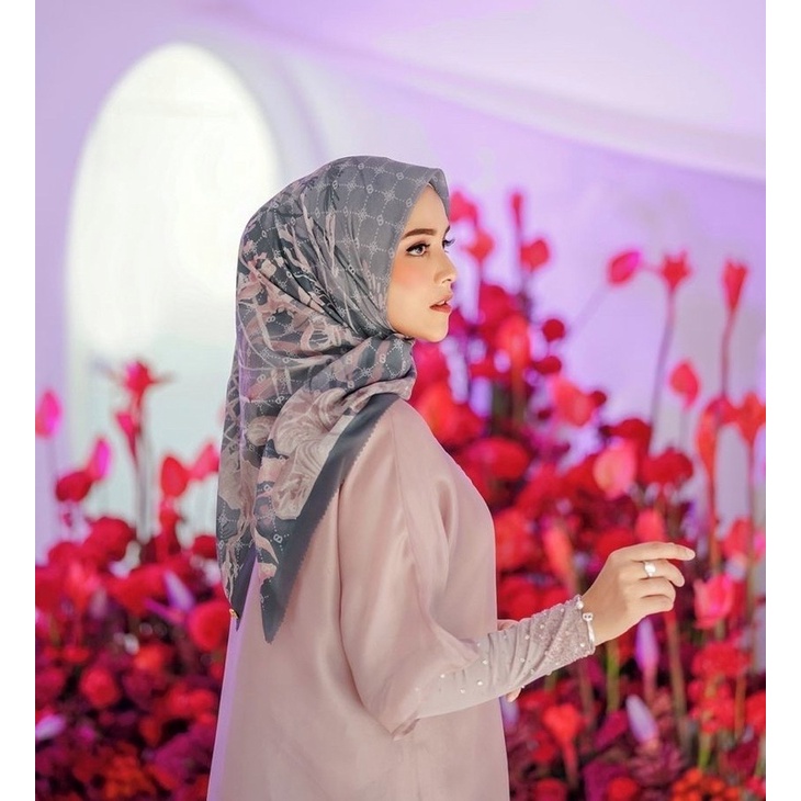 Original Buttonscarves Xanadu Series in Lava Colours Complete with Box & Mini Brooch