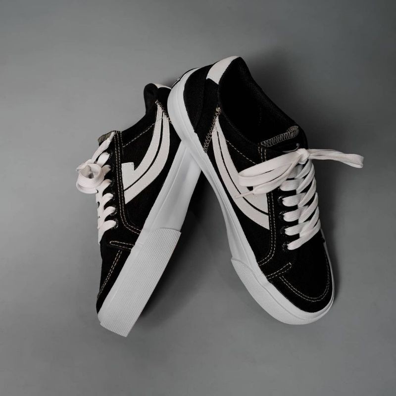Sepatu Johnson Orion Black White Low Cut Original
