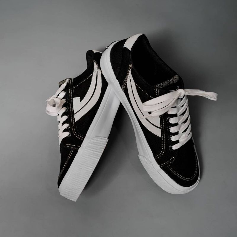 Sepatu Johnson Orion Black White Low Cut Original