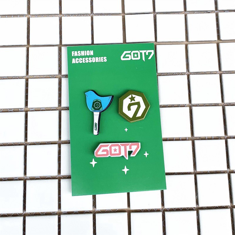 Pin / Bros Kpop BTS Pin Pink GOT7 TWICE Seventeen Bahan Akrilik untuk Dekorasi