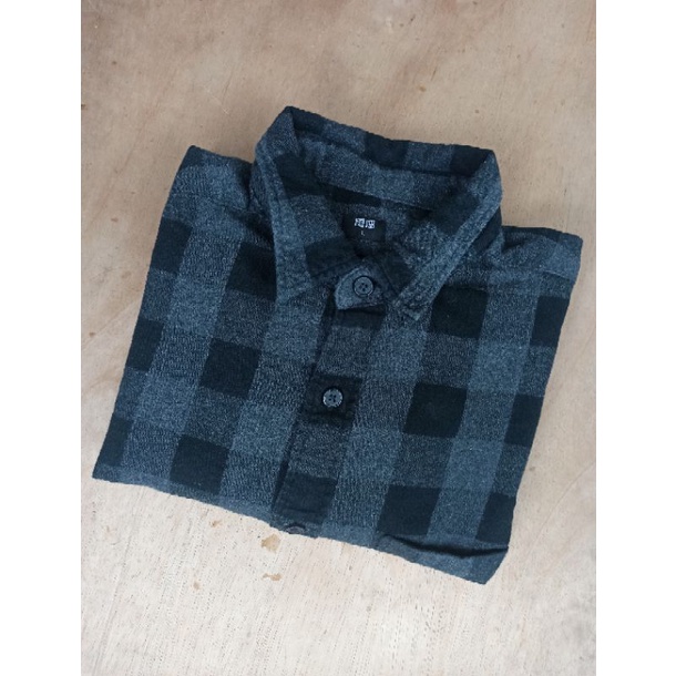 Kemeja Flannel Uniqlo L hitam kotak abu