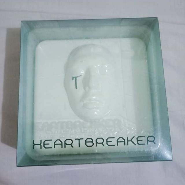 G-DRAGON 1st solo album: HEARTBREAKER